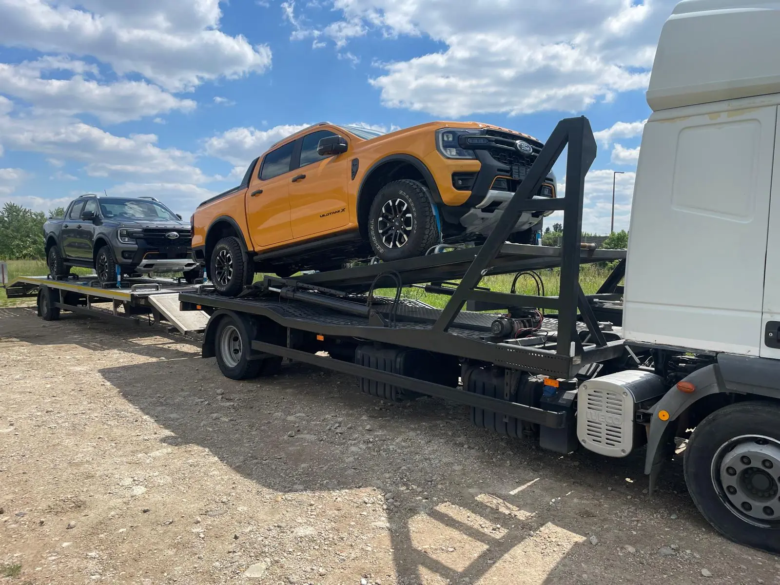 Autoprepravník AboutCars s naloženými pickupmi